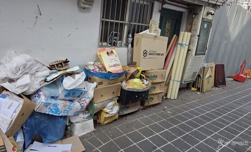 ▲ 서울 성북구 종암동의 한 주택가에 쓰레기가 쌓여 있다. ⓒ 김은서 기자