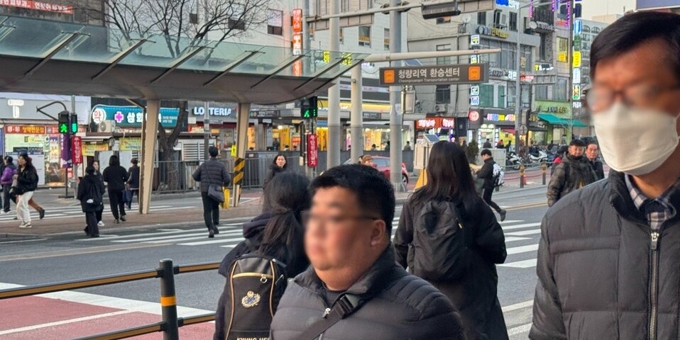 ▲ 20일 서울동대문구 청량리역 환승센터에서 신호등이 켜지자 시민들이 하나둘씩 뛰기 시작한다. ⓒ 손예림 기자