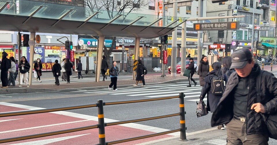 ▲ 20일 서울 동대문구 청량리역 환승센터에서 신호등이 켜지자 기다리고 있던 시민들은 느긋하게 길을 건넌다. ⓒ 손예림 기자 