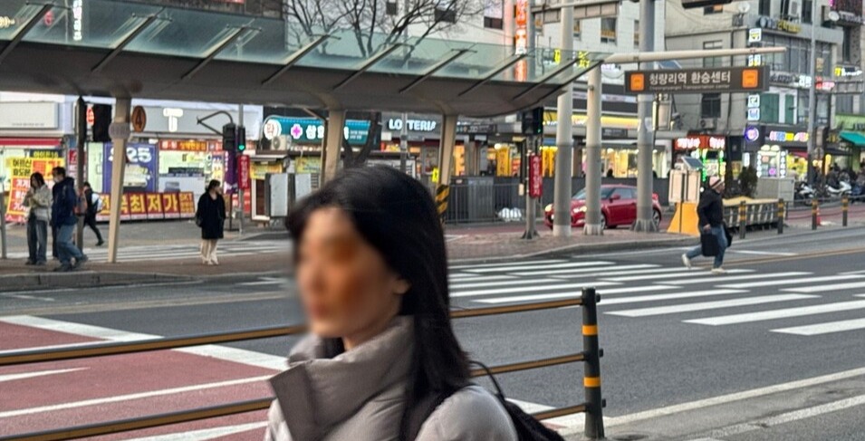 ▲ 20일 서울 동대문구 청량리역 환승센터에서 신호등이 곧 꺼질 위험한 상황이지만 시민은 도로를 달려가고 있다. ⓒ 손예림 기자