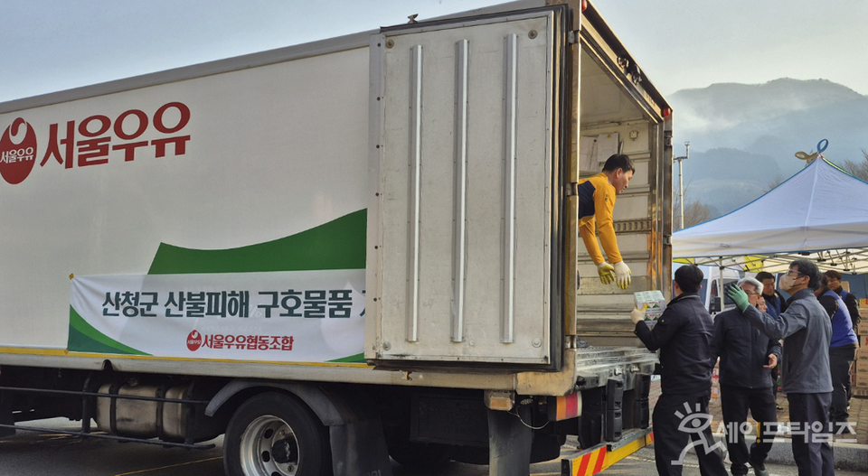 ▲ 서울우유 관계자가 경북·경남 대형 산불 피해 지역 이재민들을 위한 멸균우유 긴급 구호물품을 하차하고 있다. ⓒ 서울우유협동조합