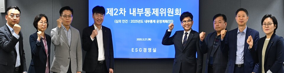 ▲ 이정기 한국공항공사 사장직무대행(우측 4번째)과 임직원이 기념 촬영을 하고 있다. ⓒ한국공항공사