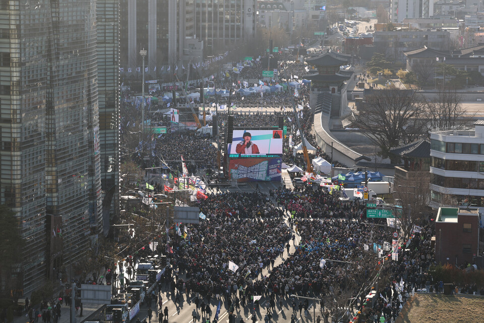 ▲  지난달 29일 서울 종로구 서십자각 인근 차도가 윤석열 즉각퇴진·사회대개혁 17차 범시민대행진 참가자들로 채워져 있다. ⓒ 연합뉴스