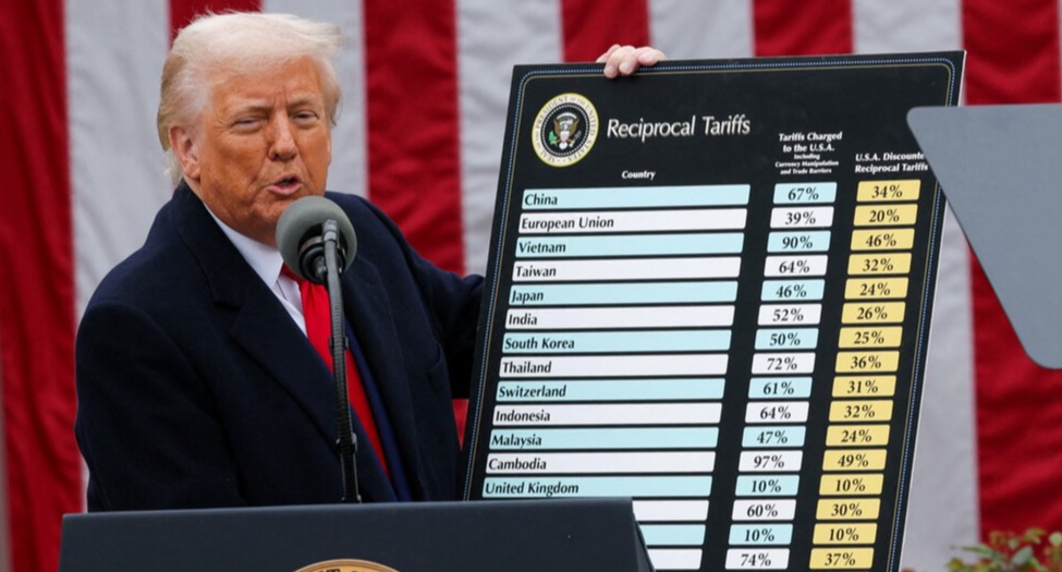 ▲ 도널드 트럼프 미국 대통령이 상호관세를 발표하며 국가별 적용 관세율을 공개하고 있다. ⓒ 로이터 통신