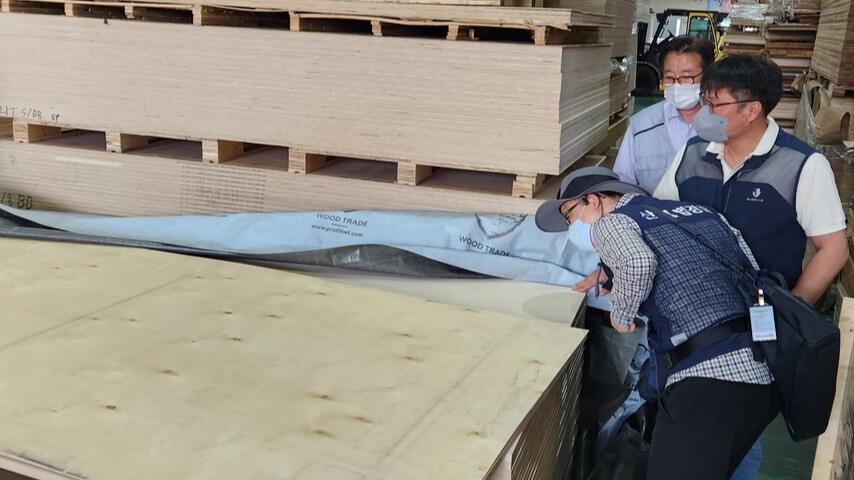 ▲ 목재제품 품질단속반이 단속을 진행하고 있다. ⓒ 산림청