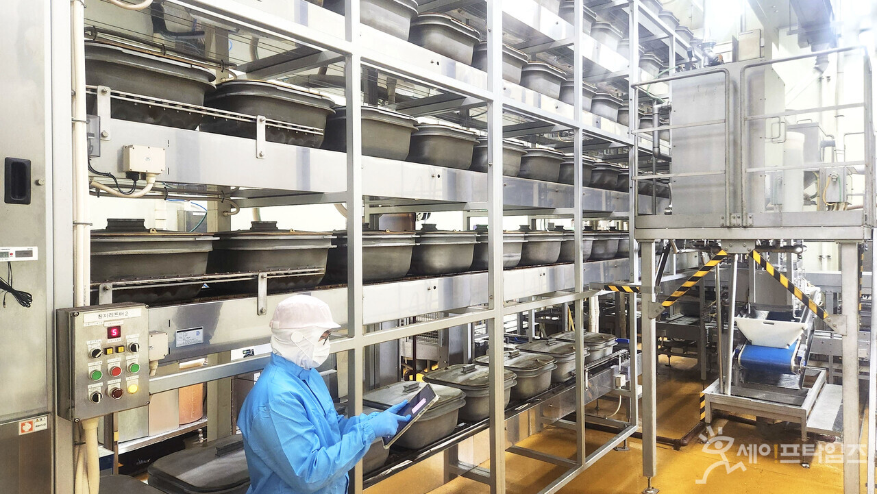 ▲ 후레쉬서브 관계자가 스마트 해썹 인증을 받은 밥 짓기(취반) 공정을 살펴보고 있다. ⓒ GS리테일