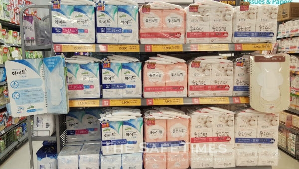 ▲ 서울지역 한 대형마트에서 판매되고 있는 생리대. ⓒ 세이프타임즈 DB
