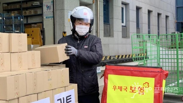 ▲ 집배원이 배송작업을 하고 있다. ⓒ 우정사업본부