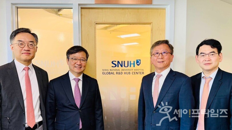 ▲왼쪽부터 조영민 기획조정실장, 김영태 병원장, 김용진 의생명연구원장, 박도중 대외협력실장이 보스턴오피스 현판을 부착하고 있다. ⓒ 서울대병원