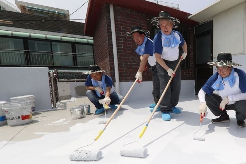 ▲ 한국공항공사 직원들이 지역사회 공헌사업으로 김포공항 인근 노후주택을 보수하고 있다. ⓒ 한국공항공사