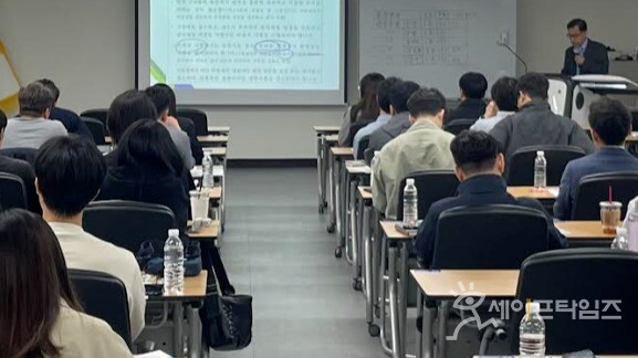 ▲ 김성훈 국토안전관리원 실장이 개정된 콘크리트공사 표준시방서 내용을 설명하고 있다. ⓒ 국토안전관리원