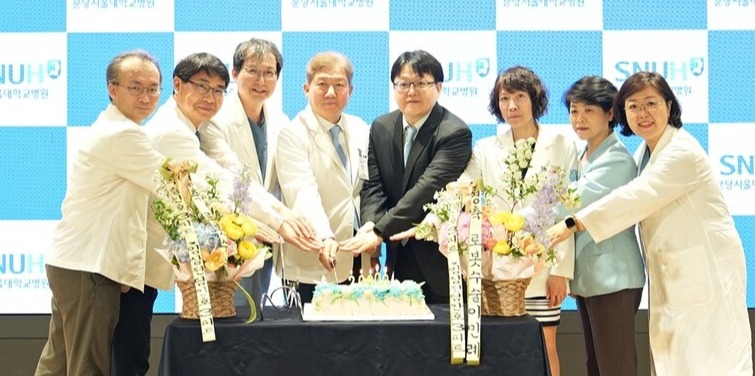 ▲ 분당서울대병원 로봇수술 2만례 달성 기념 심포지엄 참석자들이 케익 커팅식을 진행하고 있다. ⓒ 분당서울대병원
