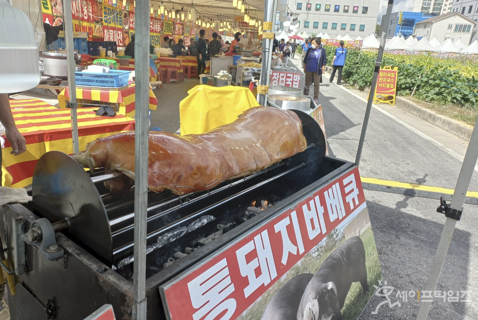 ▲ 충북 음성 지역축제 행사장에서 음식을 판매하고 있다. ⓒ 세이프타임즈 김미영 기자