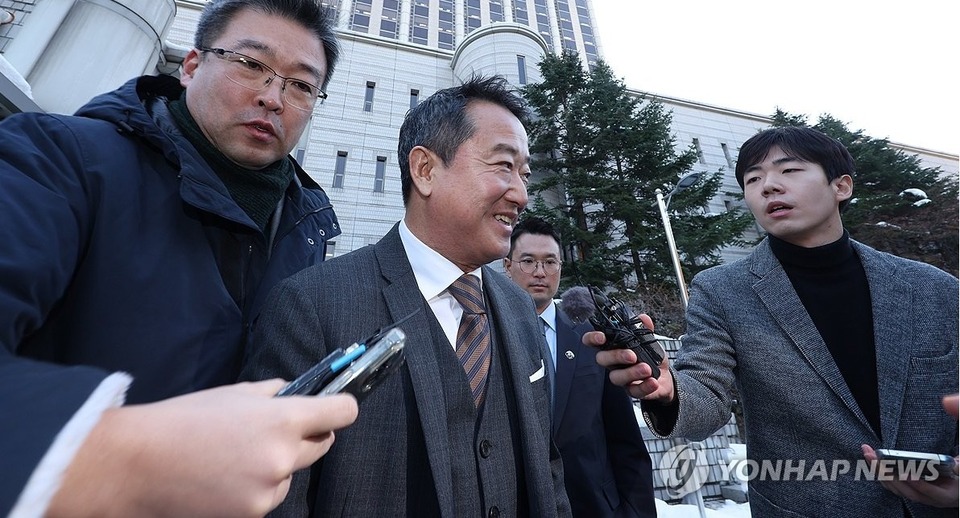▲ 인보사 성분 관련 의혹으로 재판에 넘겨진 이웅열 코오롱 명예회장이 지난 11월 서울 서초구 서울중앙지법에서 열린 1심에서 무죄 선고를 받은 뒤 청사를 나서고 있다. ⓒ 연합뉴스
