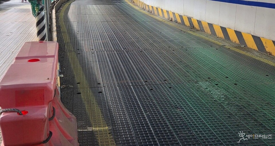 ▲ 서울 성북구 종암동 도로에 동북선경전철 공사현장과 도로를 분리하기 위해 복공판이 깔려있다. ⓒ 세이프타임즈