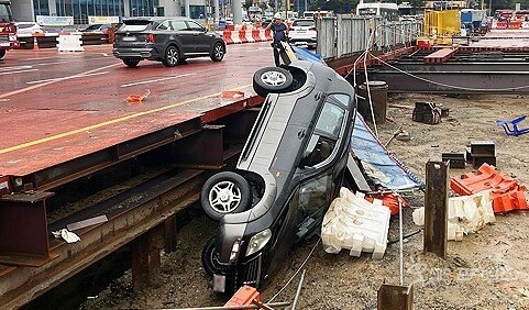 ▲ 2023년 광주시 도시철도 공사장 인근에서 도로를 주행하던 SUV가 안전펜스를 들이받았다. ⓒ 광주남부소방서