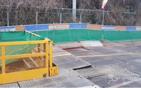 ▲ 2022년 부산 승학산 산비탈 일부가 무너져 내려 도로 복공판이 치솟았다. ⓒ 부산지방경찰청