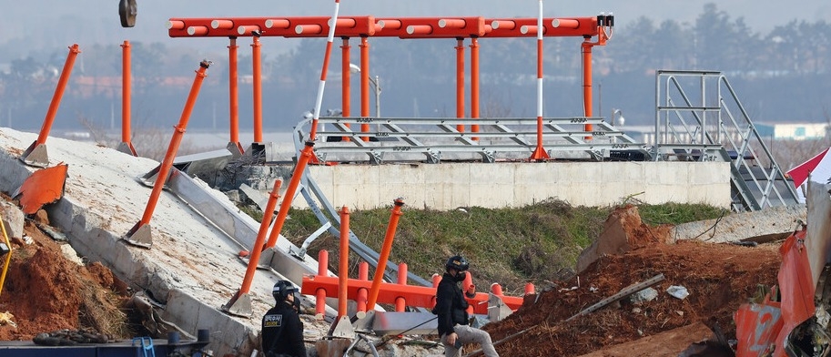▲ 콘크리트로 만든 둔덕 형태 로컬라이저는 제주항공 여객기 참사의 주요 원인으로 꼽힌다. ⓒ 연합뉴스