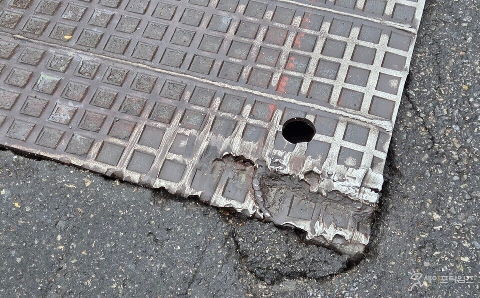 ▲ 노면 복공판이 설치된 지면이 손상됐다. ⓒ 세이프타임즈