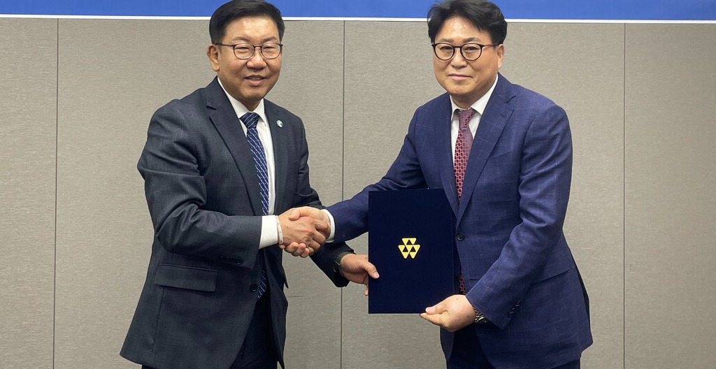 ▲ 코오롱제약 전재광 코오롱제약 대표(왼쪽)와 윤계범 한국벡스팜제약 대표가 코프로모션 계약을 체결하고 있다. ⓒ 코오롱제약