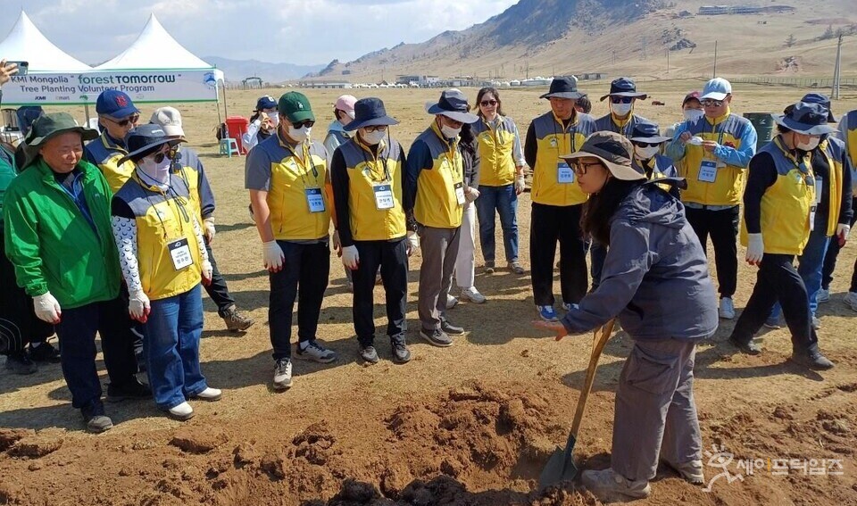 ▲ 한-몽 그린벨트 사업단(단장 이종근)은 14일 몽골 테를지 국립공원에 조성한 '민관협력 참여숲'에서 아시아산림협력기구(AFoCO) 제12차 총회를 개최하고 식재하고 있다. ⓒ 산림청