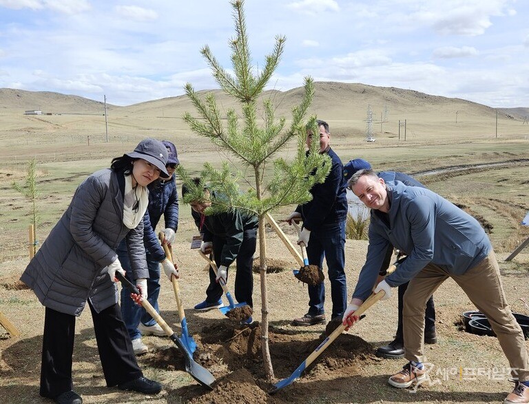 ▲ 한-몽 그린벨트 사업단(단장 이종근)은 14일 몽골 테를지 국립공원에 조성한 '민관협력 참여숲'에서 아시아산림협력기구(AFoCO) 제12차 총회를 개최하고 식재하고 있다. ⓒ 산림청