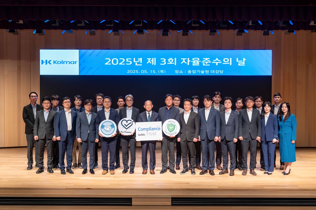 ▲최현규 한국콜마 대표이사(앞줄 왼쪽 여섯번째)와 임직원들이 한국콜마 종합기술원 대강당에서 기념사진을 촬영하고 있다. ⓒ 콜마홀딩스