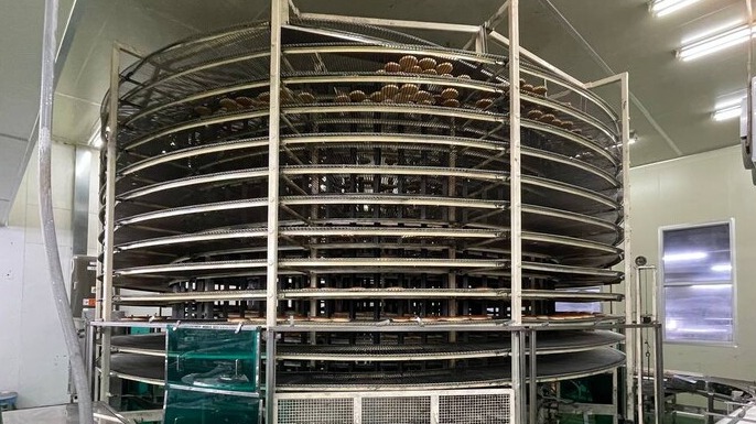 ▲ 지난 19일 시흥 SPC삼립 공장에서 노동자가 기계에 끼여 숨졌다. 사고가 일어난 냉각 컨베이어 벨트에 포장 직전의 빵들이 놓여있다. ⓒ 시흥소방서