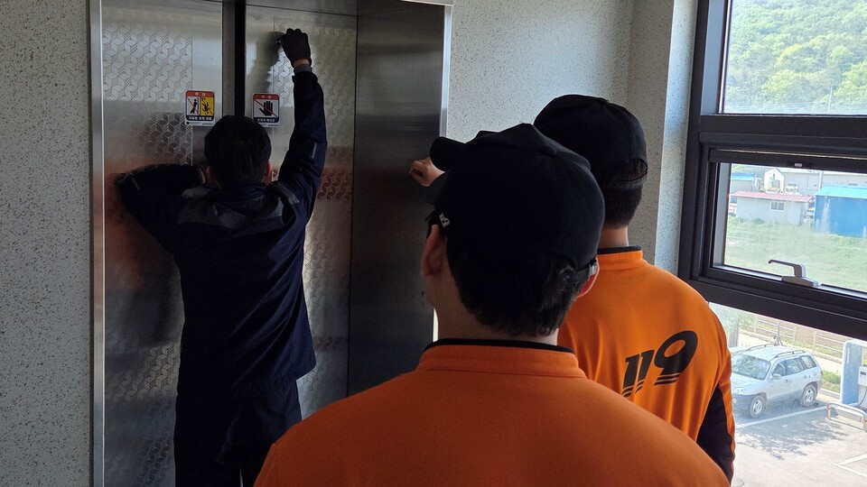 ▲ 한국승강기안전공단 직원이 백령도 119 구조대원들과 승강기 안전시스템을 구축하고 있다. ⓒ KoELSA