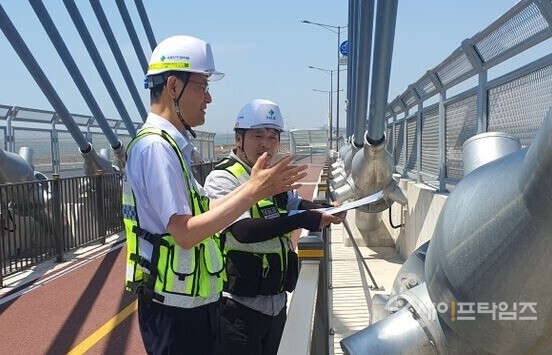▲ 김일환 국토안전관리원장이 전북 부안군 새만금동진대교를 방문해 안전점검을 하고 있다. ⓒ 국토안전관리원