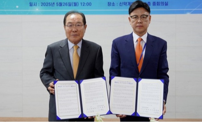 ▲ 콜마그룹 윤동한 회장(왼쪽)과 KBIO헬스 이명수 이사장이 업무협약을 체결하고 있다. ⓒ 오송첨단의료산업진흥재단