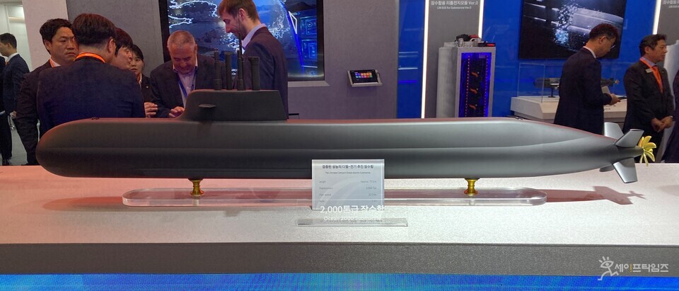 ▲ 한화오션은 28일 MADEX에서 동남아 등을 겨냥한 2000톤급 수출형 잠수함 모델을 전시했다. ⓒ 최대성 기자