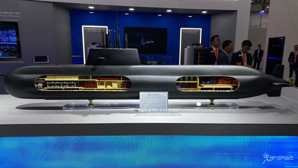 ▲ 장보고-III Batch-II 잠수함. 우측 함선 내부에 원통 모양의 탄도탄(SLBM) 발사관을 볼 수 있다. ⓒ 부산 | 최대성 기자