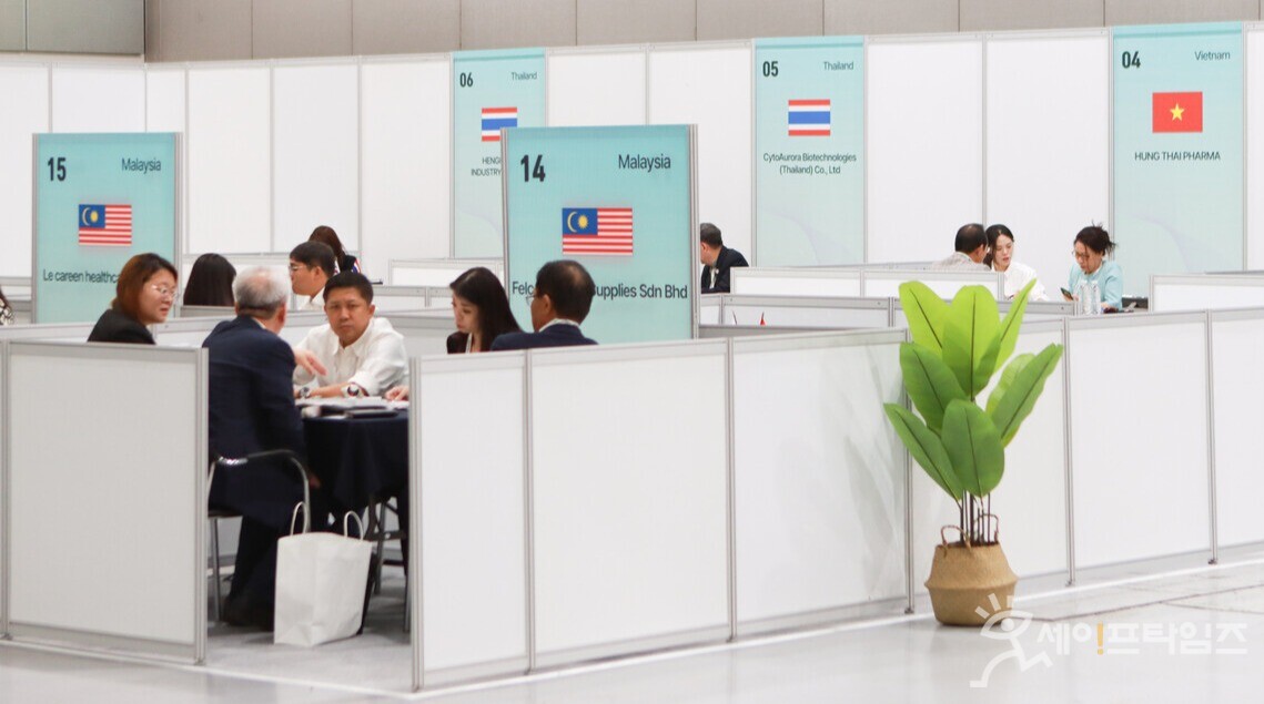 ▲ 바이오·헬스케어 기업 관계자들이 각국 수출 관계자들에게 상담을 받고 있다. ⓒ 이지원 기자