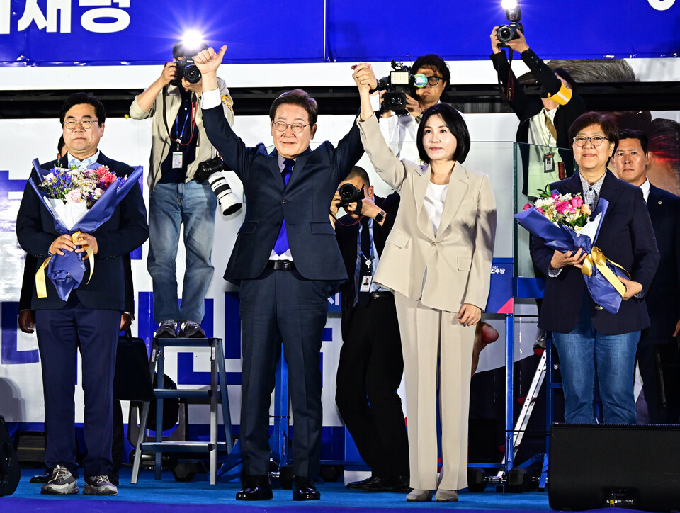 ▲ 제21대 대통령 당선된 더불어민주당 이재명 대선 후보와 부인 김혜경 여사가 4일 서울 여의도 국회 인근에서 당 주최로 열린 국민개표방송 행사에 참석해 시민들을 향해 인사하고 있다. ⓒ 연합뉴스