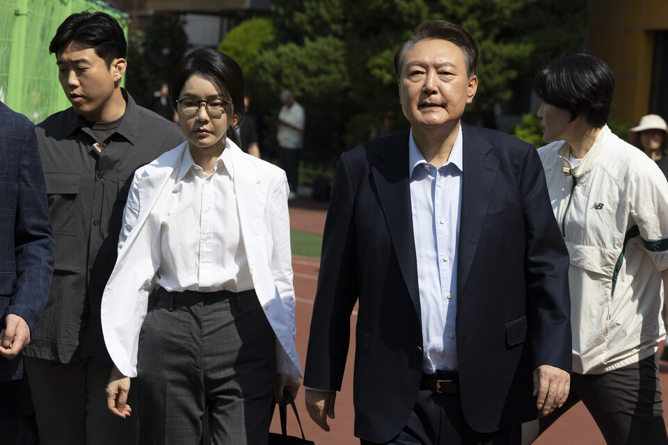 ▲ 윤석열 전 대통령과 김건희 여사가 21대 대통령 선거일인 3일 서울 서초구 원명초등학교에 마련된 서초4동 제3투표소에서 투표를 마친 뒤 차량으로 향하고 있다. ⓒ 연합뉴스