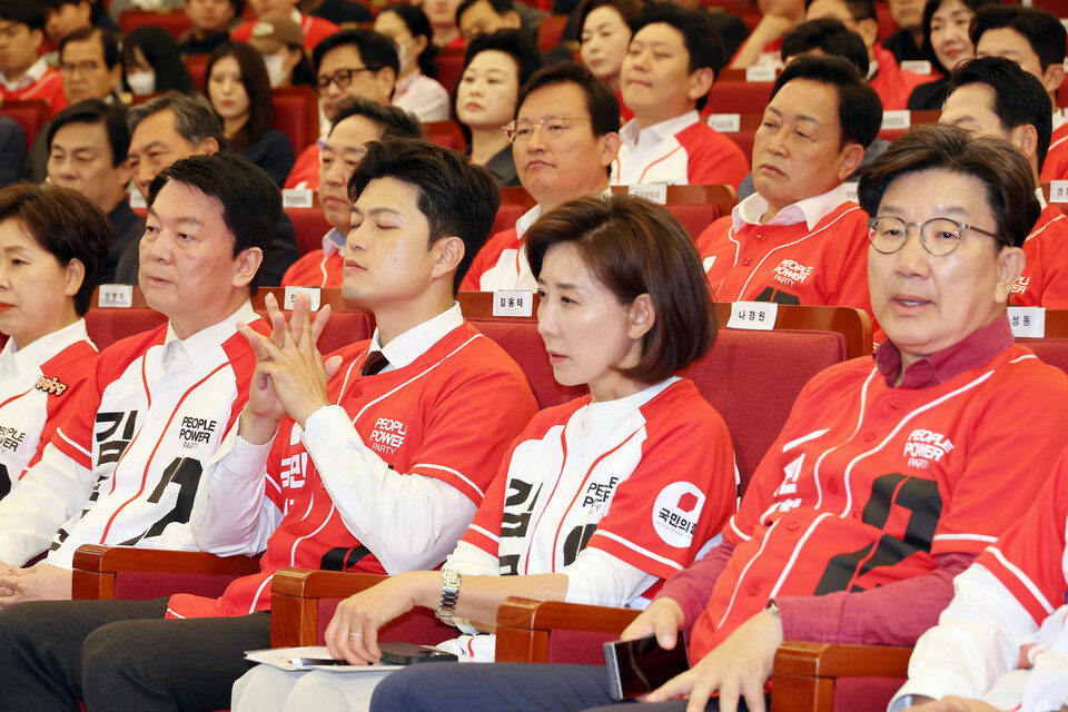 ▲  국민의힘 김용태 비상대책위원장이 3일 서울 여의도 국회도서관에 마련된 국민의힘 제21대 대통령선거 개표상황실에서 방송사 출구조사 결과를 지켜보고 있다. ⓒ 연합뉴스