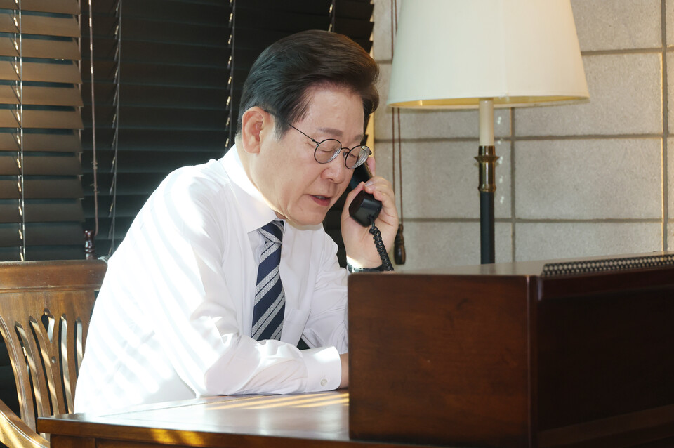 ▲ 이재명 대통령이 4일 인천 계양구 사저에서 김명수 합참의장과 통화하며 군 통수권 이양 보고를 받고 있다. ⓒ 연합뉴스