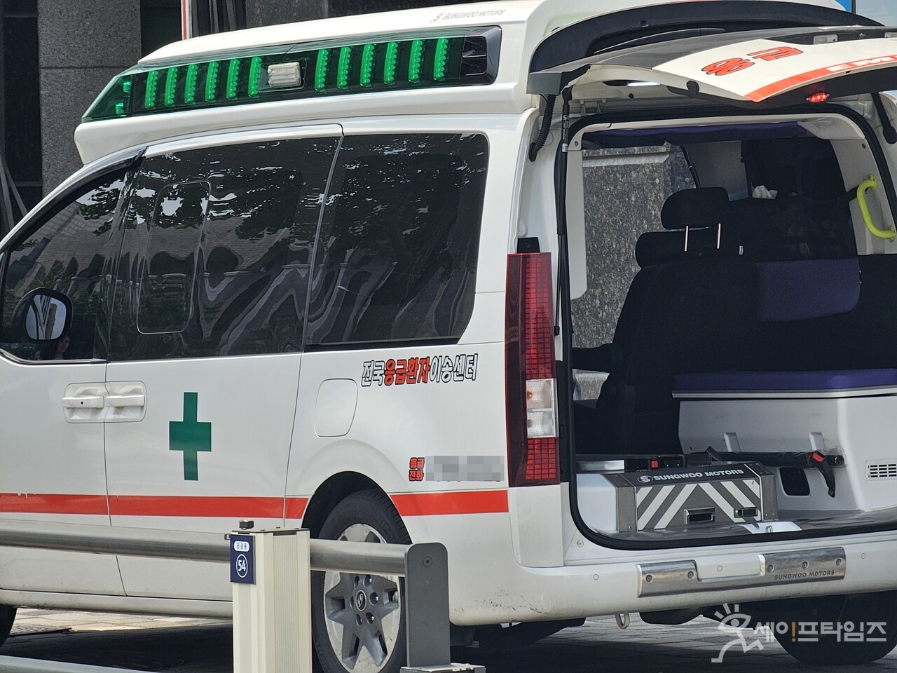 ▲ 구급차가 서울 성북구 한 병원에 환자를 이송하고 정차했다. ⓒ 이지원 기자