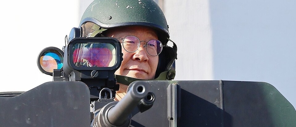 ▲ 이재명 전 더불어민주당 대표가 지난해 10월 육군 17사단 3경비단을 방문해 기관총을 잡고 있다. ⓒ 연합뉴스