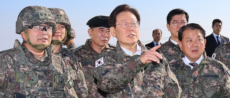▲ 이재명 대통령이 더불어민주당 대표로 있던 지난해 10월 육군 제17사단을 방문해 부대 현황을 살피고 있다. ⓒ 연합뉴스