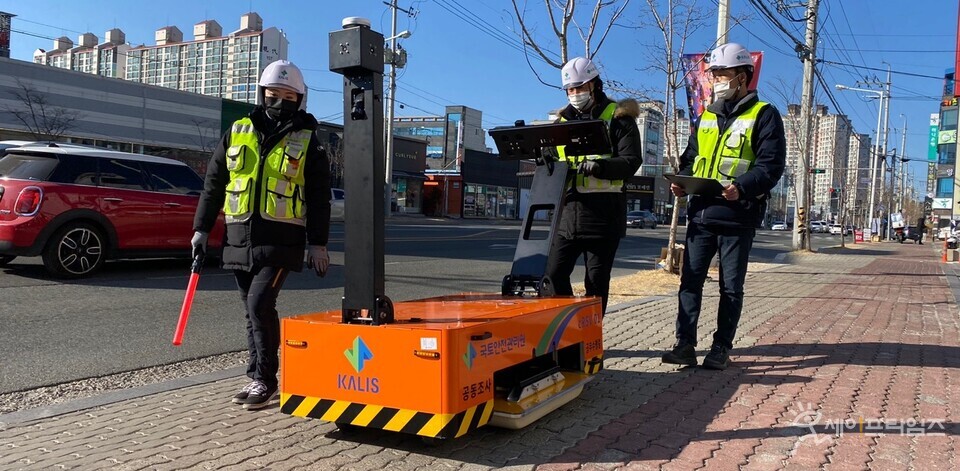 ▲ 국토안전관리원이 집중호우 기간 지반침하 사고를 예방하기 위해 안전점검을 하고 있다. ⓒ 국토안전관리원