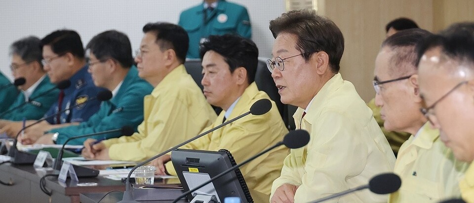 ▲ 이재명 대통령은 5일 용산 대통령실에서 안전치안점검 회의를 주재했다. 이 대통령과 참모들은 2023년 윤석열 정부가 도입한 신형 녹색 민방위복이 아닌 구형 노란색 민방위복을 입고 회의에 참석했다. 구형 민방위복은 2005년 노무현 정부 때 도입됐다. ⓒ 연합뉴스