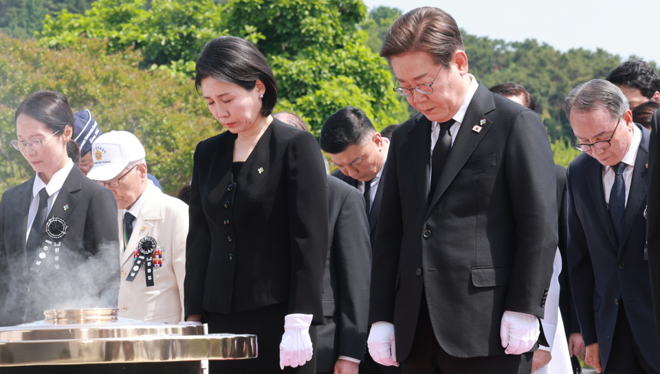▲ 이재명 대통령과 김혜경 여사가 6일 서울 동작구 국립서울현충원에서 열린 70회 현충일 추념식에서 순국 선열과 호국 영령에 대한 묵념을 하고 있다. ⓒ 연합뉴스