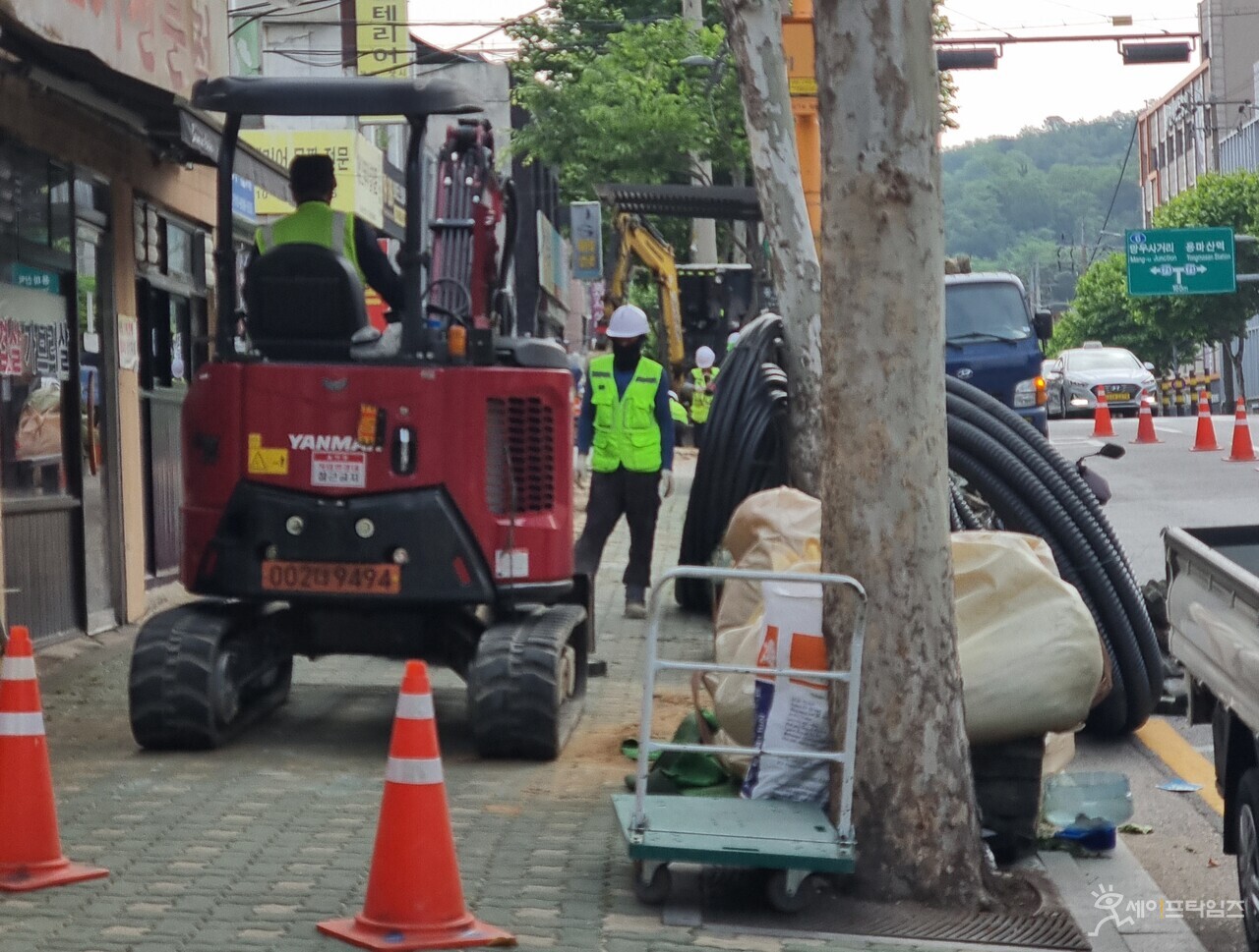 ▲ 7일 오전 8시 30분쯤 서울 중랑구 봉우재고개 버스정류장 인근에서 보안등 교체공사가 진행되고 있다. ⓒ 세이프타임즈