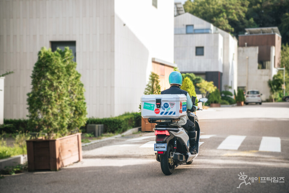 ▲ 배달의민족 라이더가 배달을 하고 있는 모습이다. ⓒ 우아한청년들