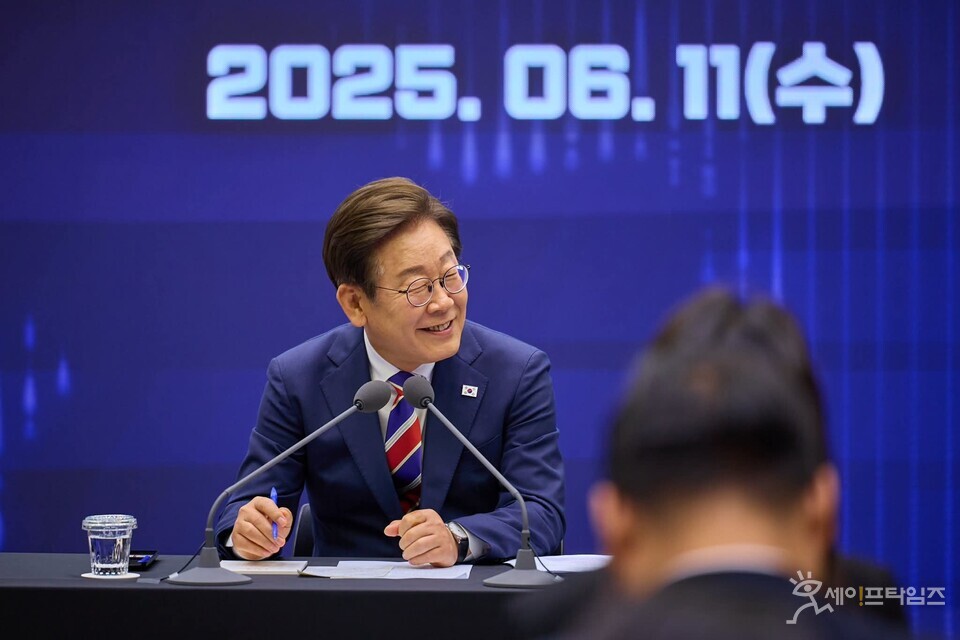 ▲ 이재명 대통령이 11일 서울 한국거래소 통합관제센터에서 불공정거래 근절을 위한 시장감시본부 실무 직원들과의 간담회를 하고 있다. ⓒ 이재명 대통령 페이스북