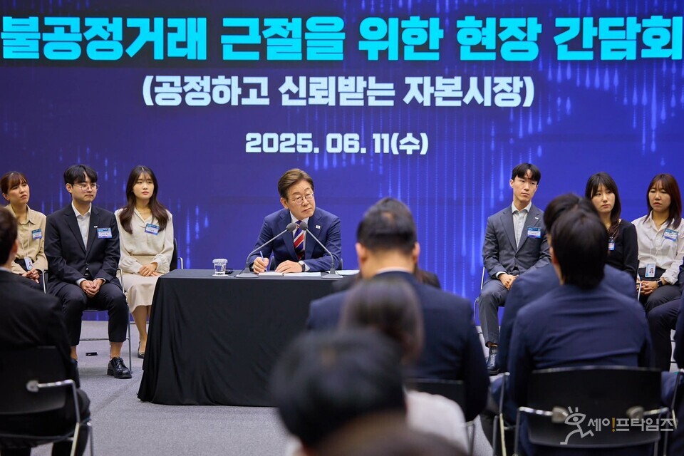 ▲ 이재명 대통령이 11일 서울 한국거래소 통합관제센터에서 불공정거래 근절을 위한 시장감시본부 실무 직원들과의 간담회를 하고 있다. ⓒ 이재명 대통령 페이스북