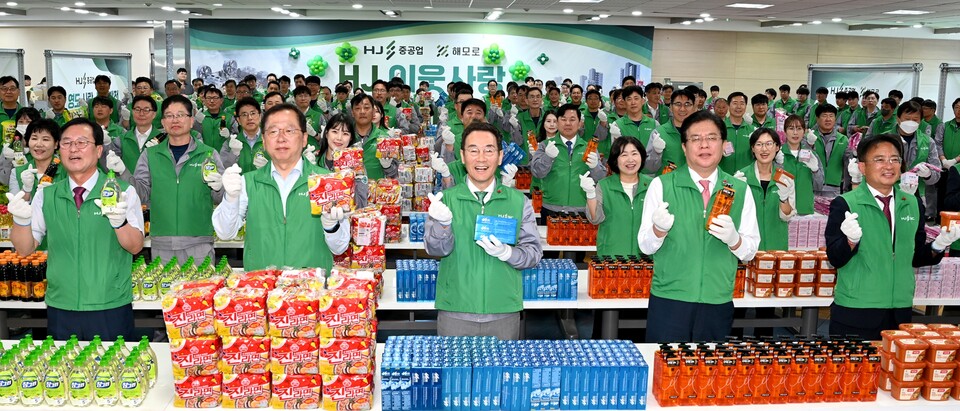▲ 유상철 HJ중공업 대표이사(가운데)를 비롯한 임직원들이 지역 취약계층을 위한 선물꾸러미를 준비하고 있다. ⓒ HJ중공업