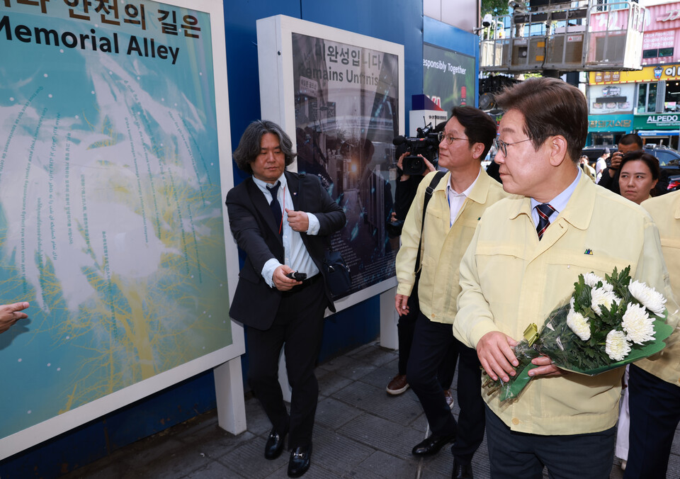 ▲ 이재명 대통령이 12일 이태원 참사 현장을 방문해 헌화하고 있다. ⓒ 연합뉴스